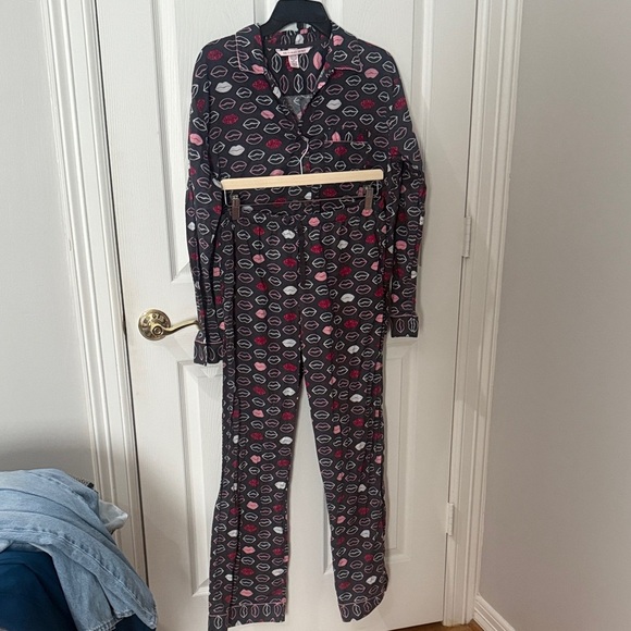 Victoria's Secret Pajama Set with Pink and Gray Lips size medium - Picture 1 of 6